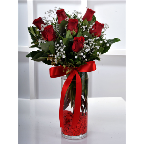 7 Adet vazoda kırmızı gül sevgiliye özel